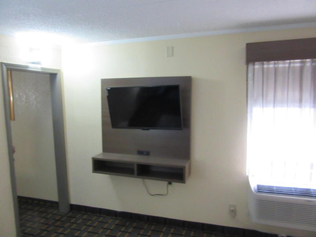 Quality Inn & Suites Atlanta Six Flags - image 3