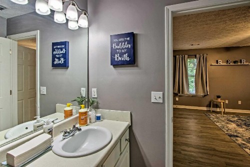 Bright and Cozy East Point Townhome with Patio! - image 11