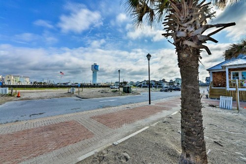 Charming Cottage Less Than half Mile to Atlantic Beach!