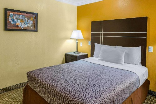 Econo Lodge Beach And Boardwalk - image 13