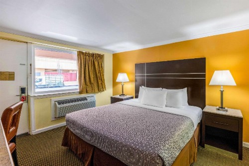 Econo Lodge Beach And Boardwalk - image 22