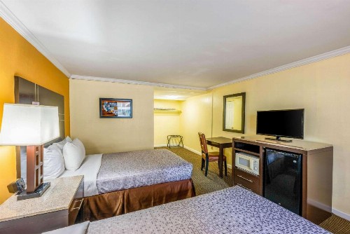 Econo Lodge Beach And Boardwalk - image 23