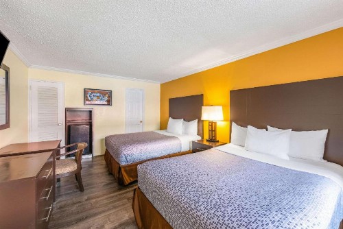 Econo Lodge Beach And Boardwalk - image 24