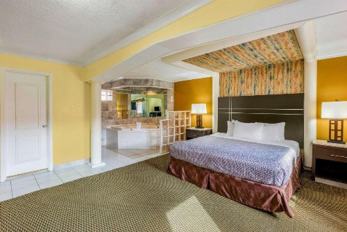 Econo Lodge Beach And Boardwalk - image 25