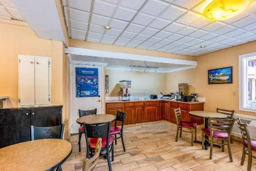 Econo Lodge Beach And Boardwalk - image 4