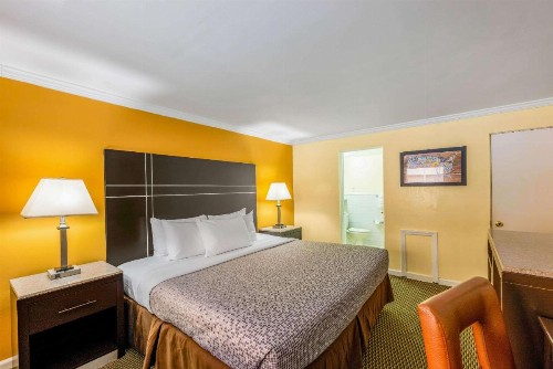 Econo Lodge Beach And Boardwalk - image 9