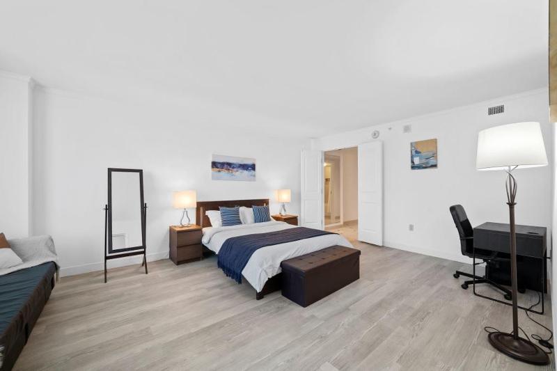 Modern 2BR 3BA Condo on the Boardwalk by CozySuites - image 7