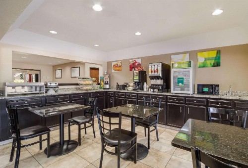 Quality Inn & Suites - image 14