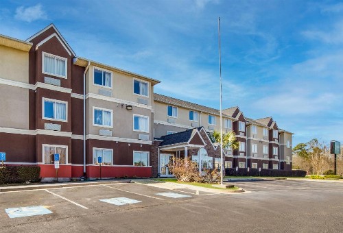 Quality Inn & Suites - image 20