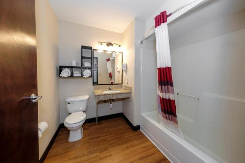 Quality Inn & Suites - image 34