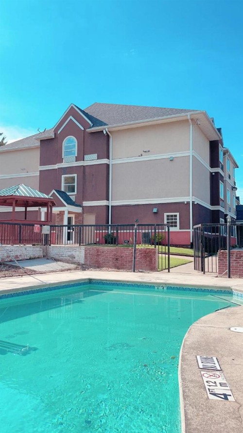 Quality Inn & Suites - image 35