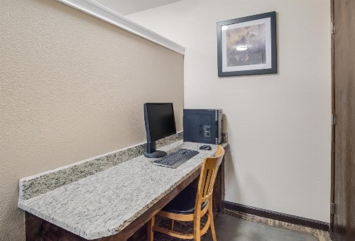 Quality Inn & Suites - image 36