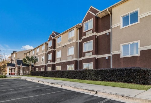 Quality Inn & Suites - image 38