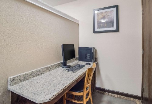 Quality Inn & Suites - image 43