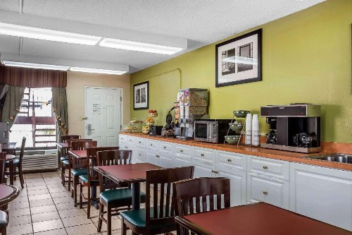 Rodeway Inn - image 22