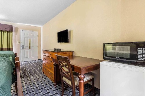 Rodeway Inn - image 25