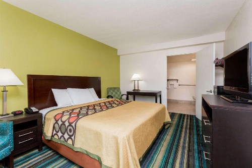 Super 8 by Wyndham Augusta - image 36