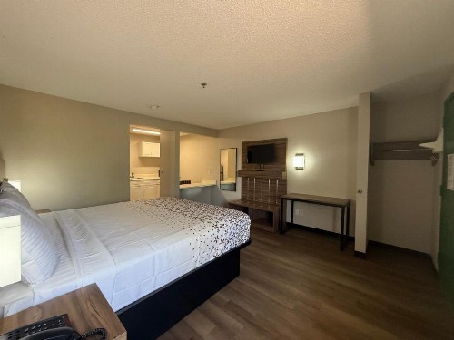 Country Hearth Inn & Suites Augusta - image 10