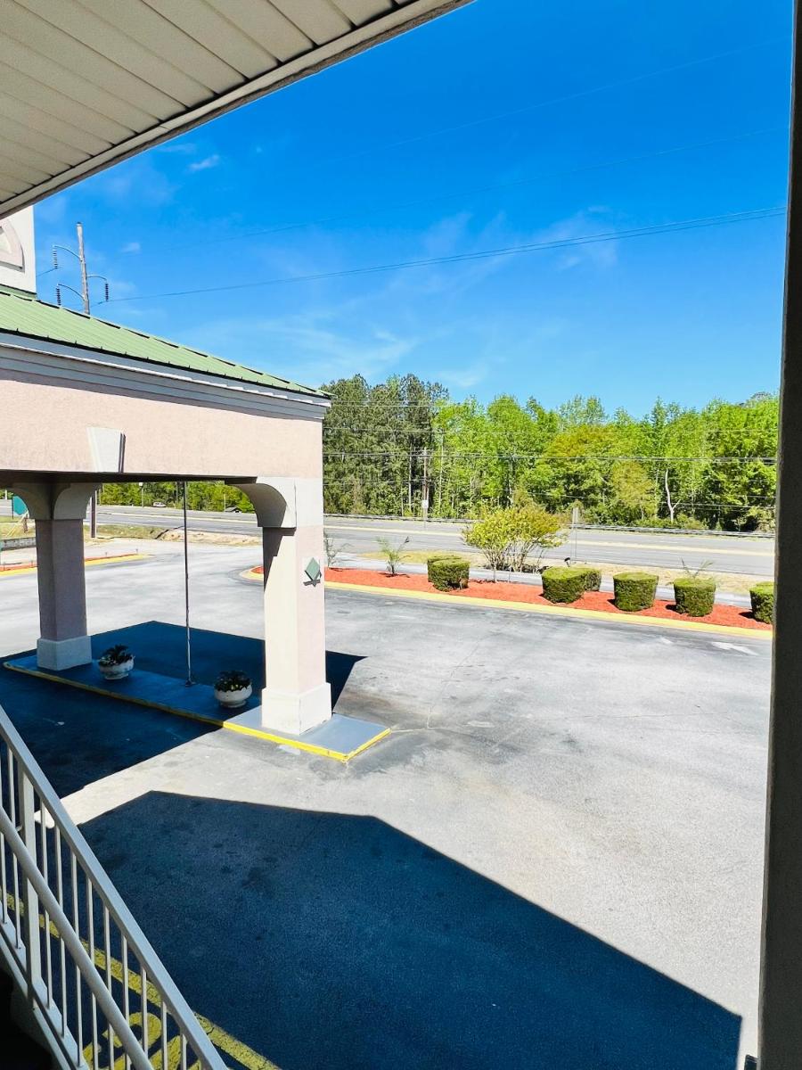 Country Hearth Inn & Suites Augusta - image 2