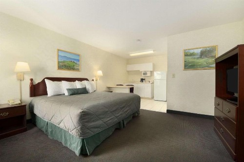 Days Inn by Wyndham Augusta near Fort Gordon - image 2