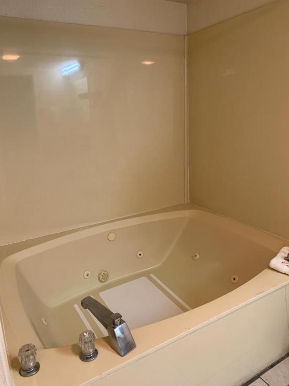 Budgetel Inn and Suites - Fort Gordon - image 7