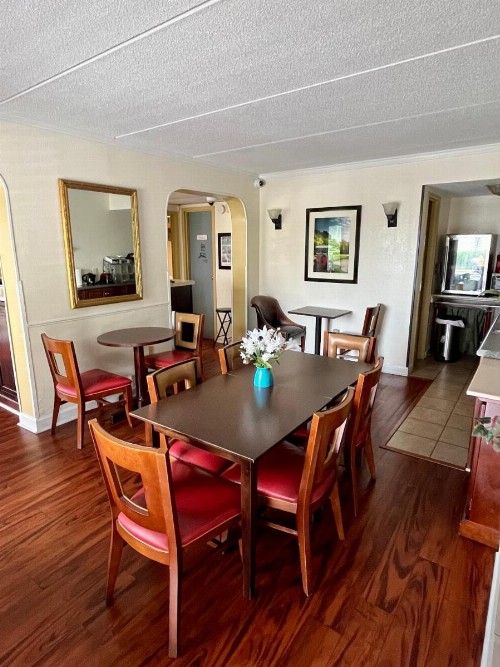 West Bank Inn - image 17
