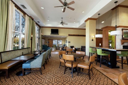 Hampton Inn & Suites-Austin Airport - image 8