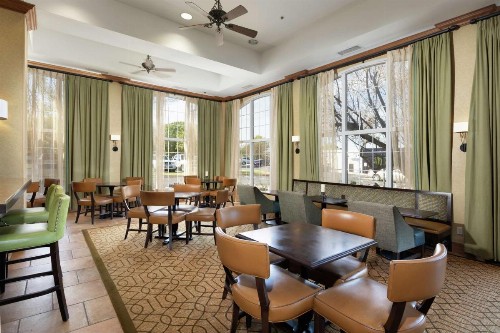 Hampton Inn & Suites-Austin Airport - image 9