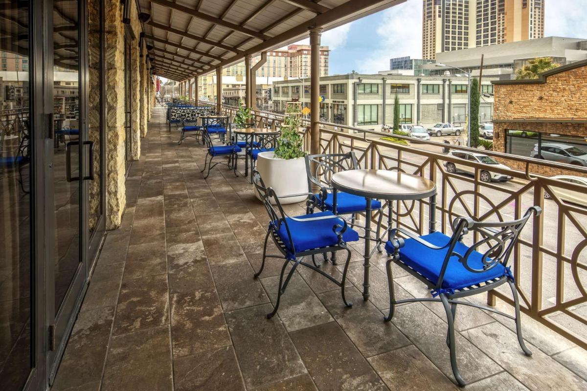 Hampton Inn & Suites Austin-Downtown/Convention Center - image 4