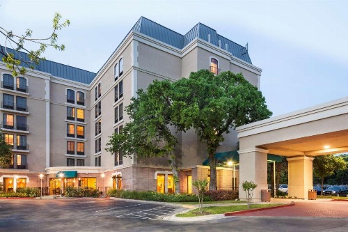 DoubleTree by Hilton Austin-University Area - image 1