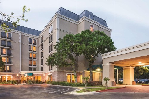 DoubleTree by Hilton Austin-University Area - image 2