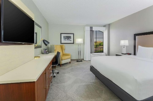 DoubleTree by Hilton Austin-University Area - image 20