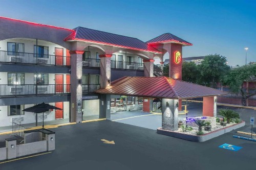Super 8 by Wyndham Austin University/Downtown Area - image 23