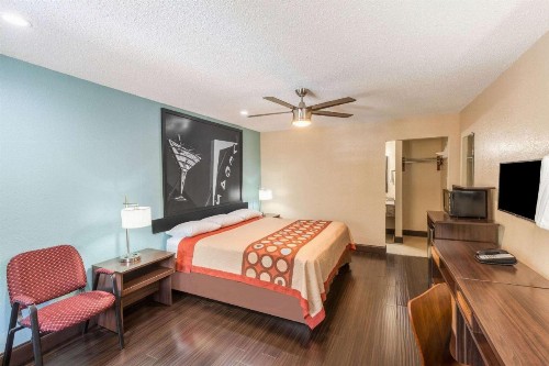Super 8 by Wyndham Austin University/Downtown Area - image 24