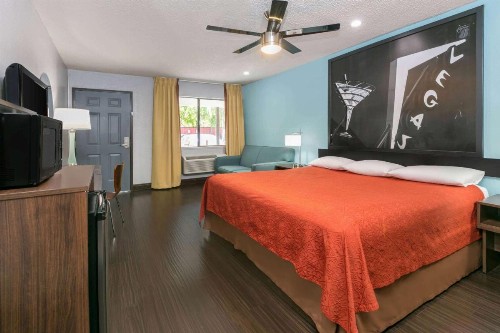 Super 8 by Wyndham Austin University/Downtown Area - image 25