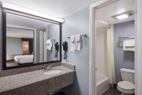Econo Lodge Arboretum - image 14