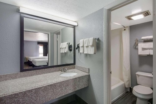 Econo Lodge Arboretum - image 15