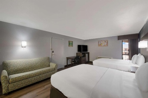 Econo Lodge Arboretum - image 18