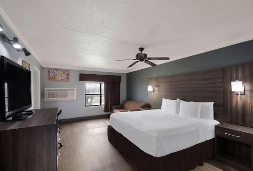 Econo Lodge Arboretum - image 21