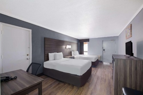 Econo Lodge Arboretum - image 24
