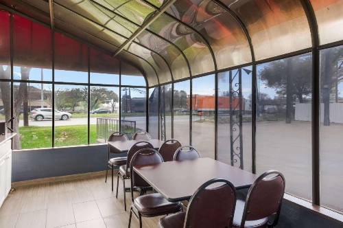 Econo Lodge Arboretum - image 25