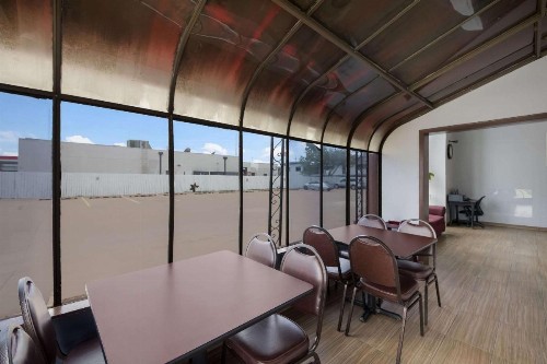 Econo Lodge Arboretum - image 26