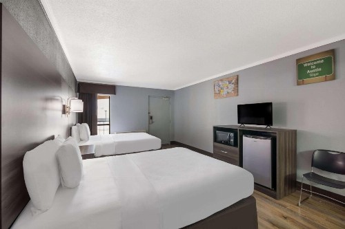 Econo Lodge Arboretum - image 30