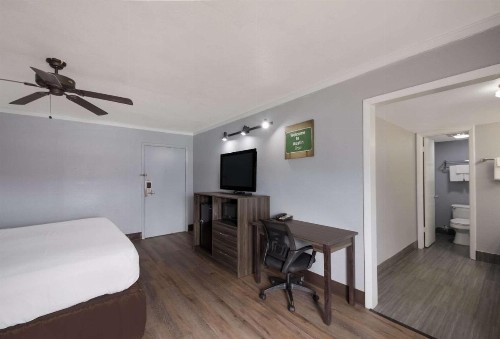 Econo Lodge Arboretum - image 31