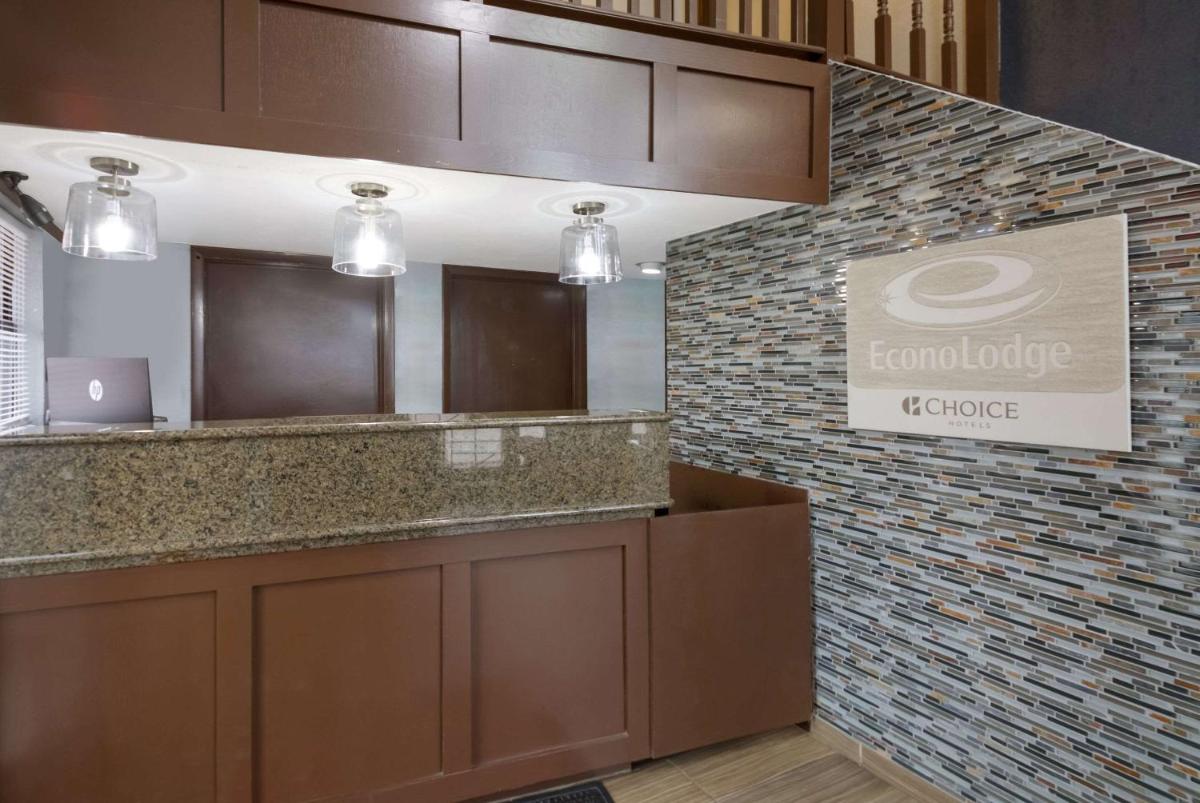 Econo Lodge Arboretum - image 7