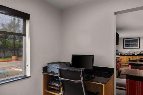 Comfort Inn & Suites - image 12