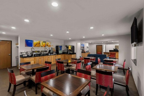 Comfort Inn & Suites - image 14