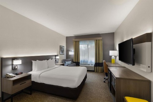 Comfort Inn & Suites - image 19
