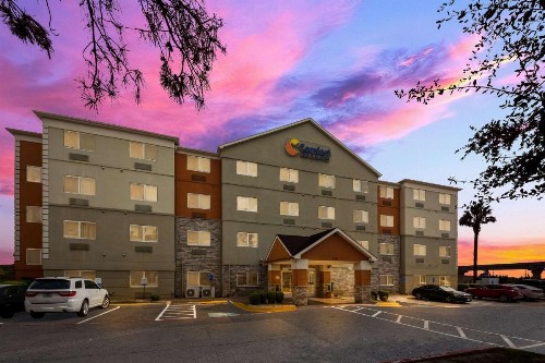 Comfort Inn & Suites - image 2