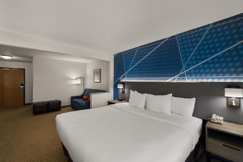 Comfort Inn & Suites - image 22